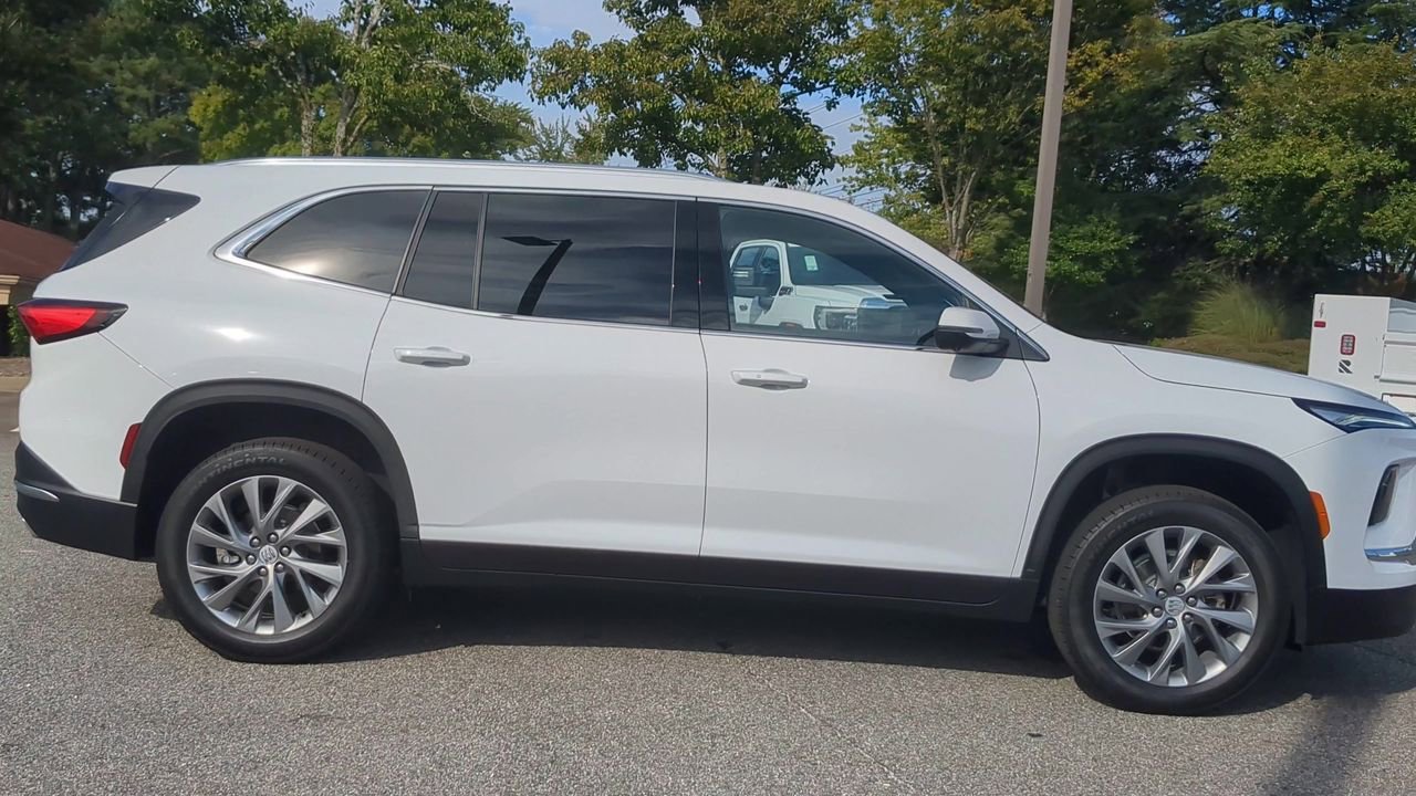 Used 2025 Buick Enclave Preferred w/ Power Package image 9