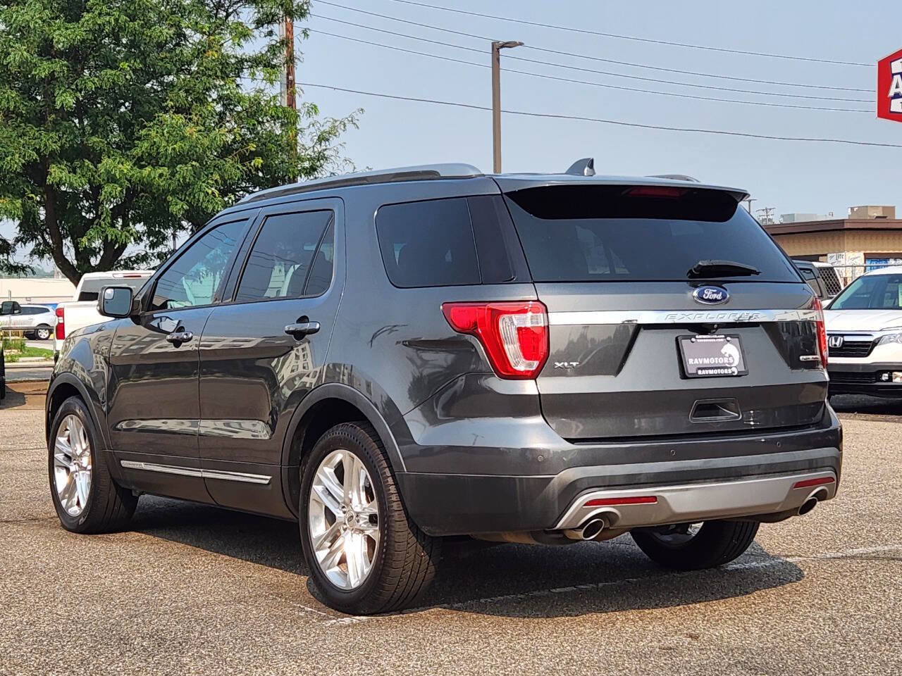 Used 2016 Ford Explorer XLT w/ Equipment Group 202A image 9