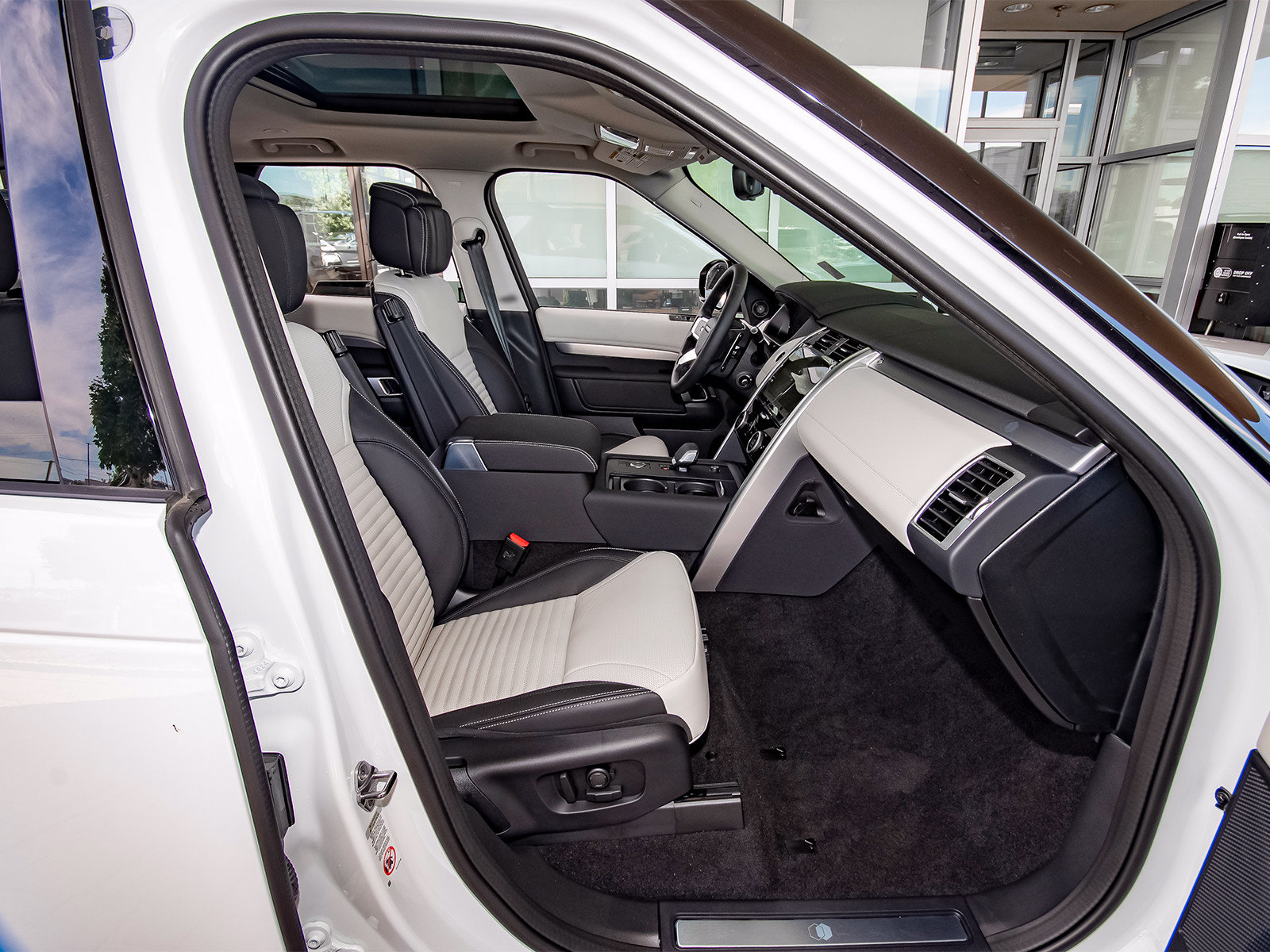 New 2026 Land Rover Discovery Limited Edition AWD/4WD image 40