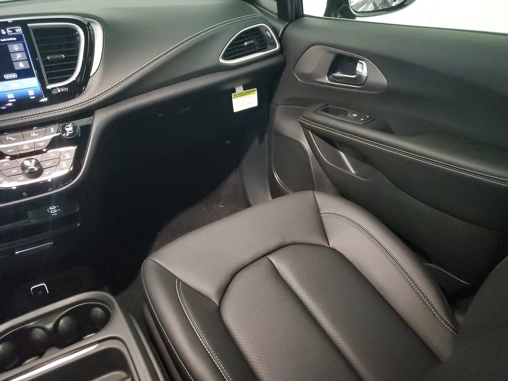 New 2027 Chrysler Pacifica Select FWD image 22