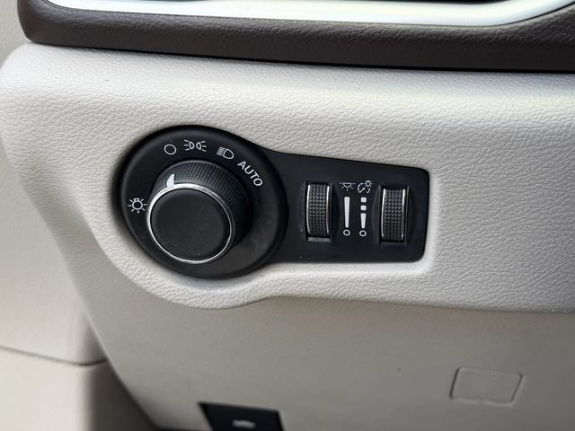 Used 2017 Chrysler Pacifica Touring w/ Tire & Wheel Group FWD image 22