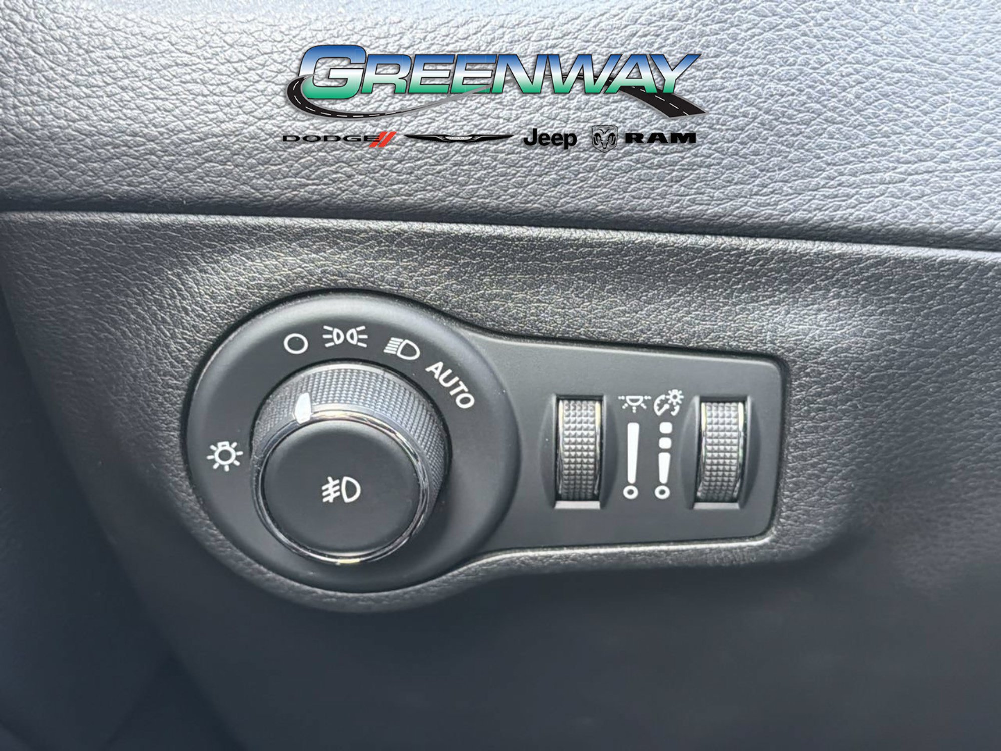 Used 2018 Jeep Compass Latitude FWD image 24