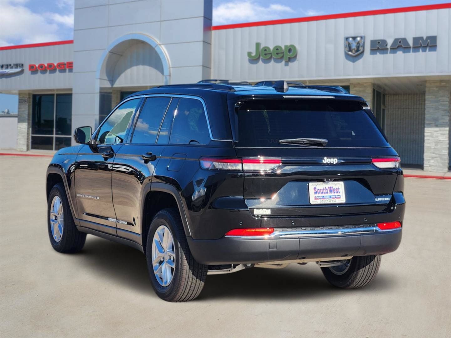 New 2026 Jeep Grand Cherokee Laredo RWD image 4