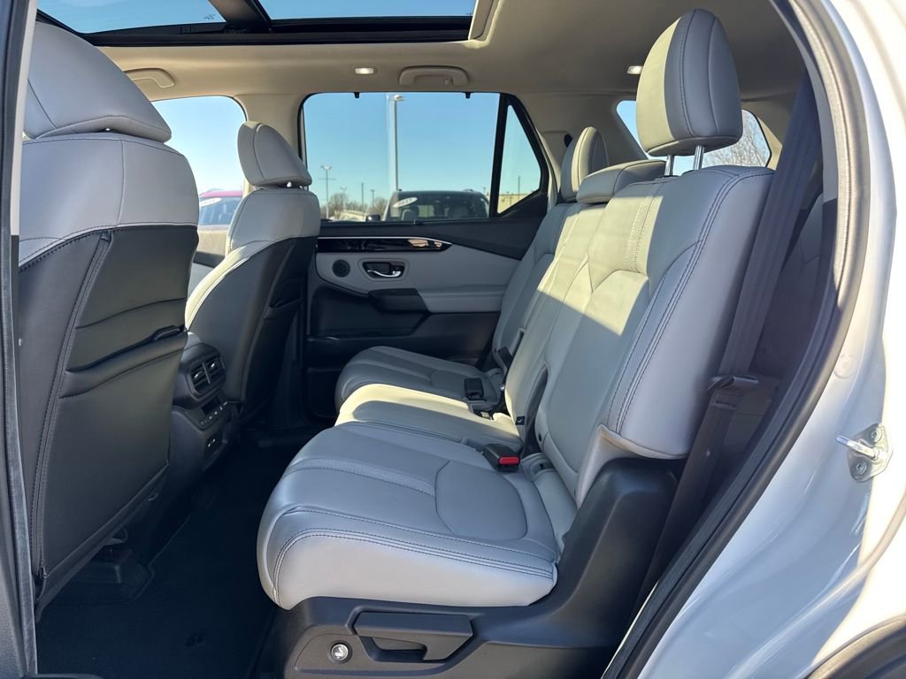Used 2024 Honda Pilot Touring image 16