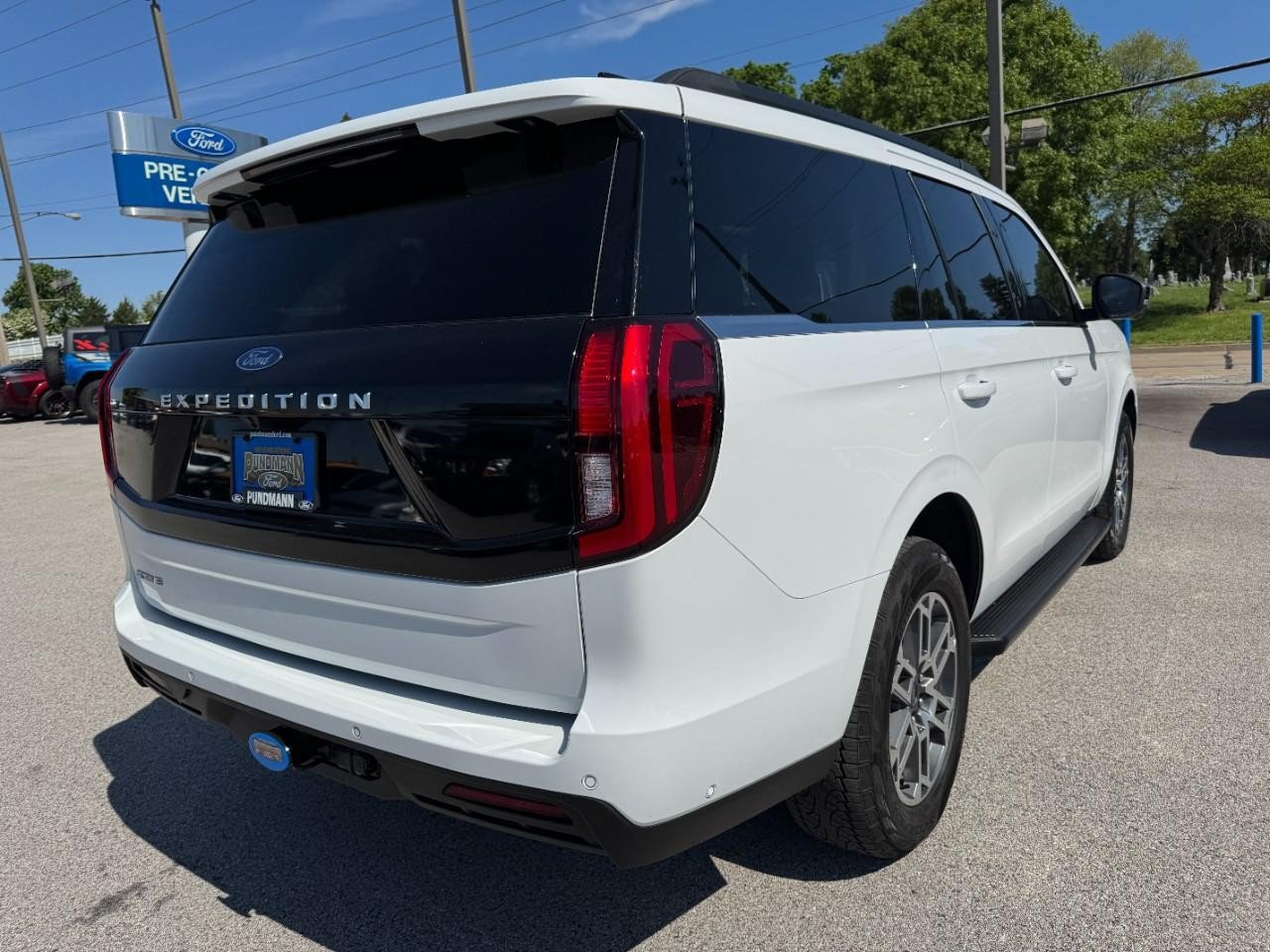 Used 2025 Ford Expedition Active AWD/4WD image 3