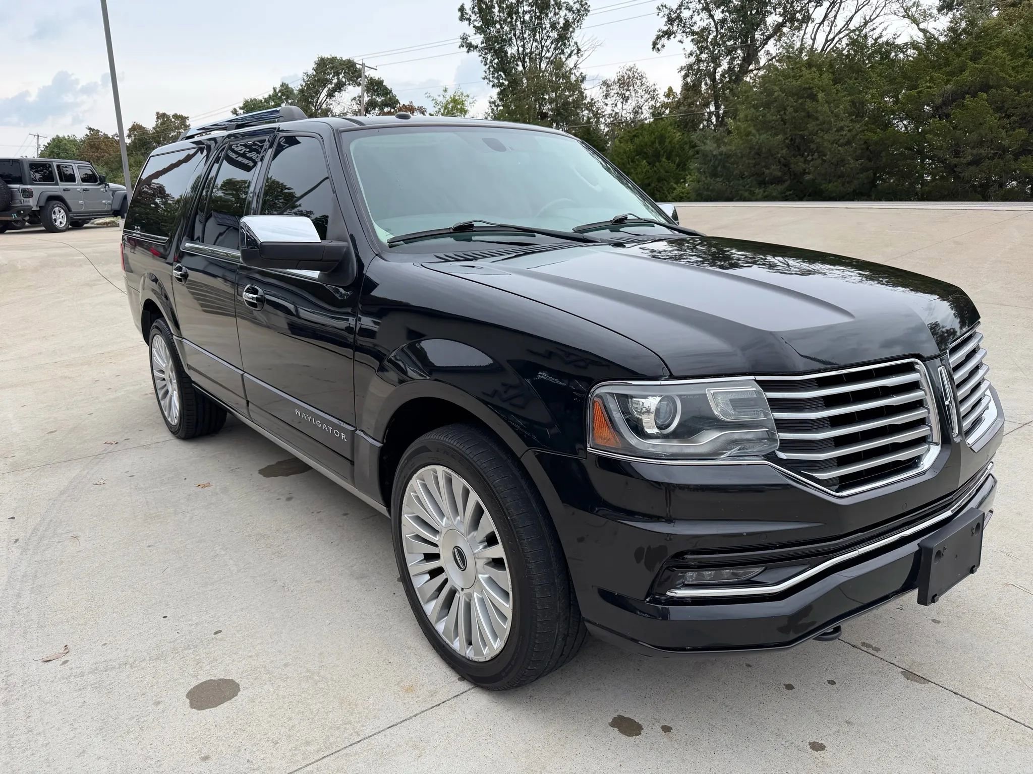 Used 2015 Lincoln Navigator L 4WD w/ Equipment Group 101A Reserve image 3