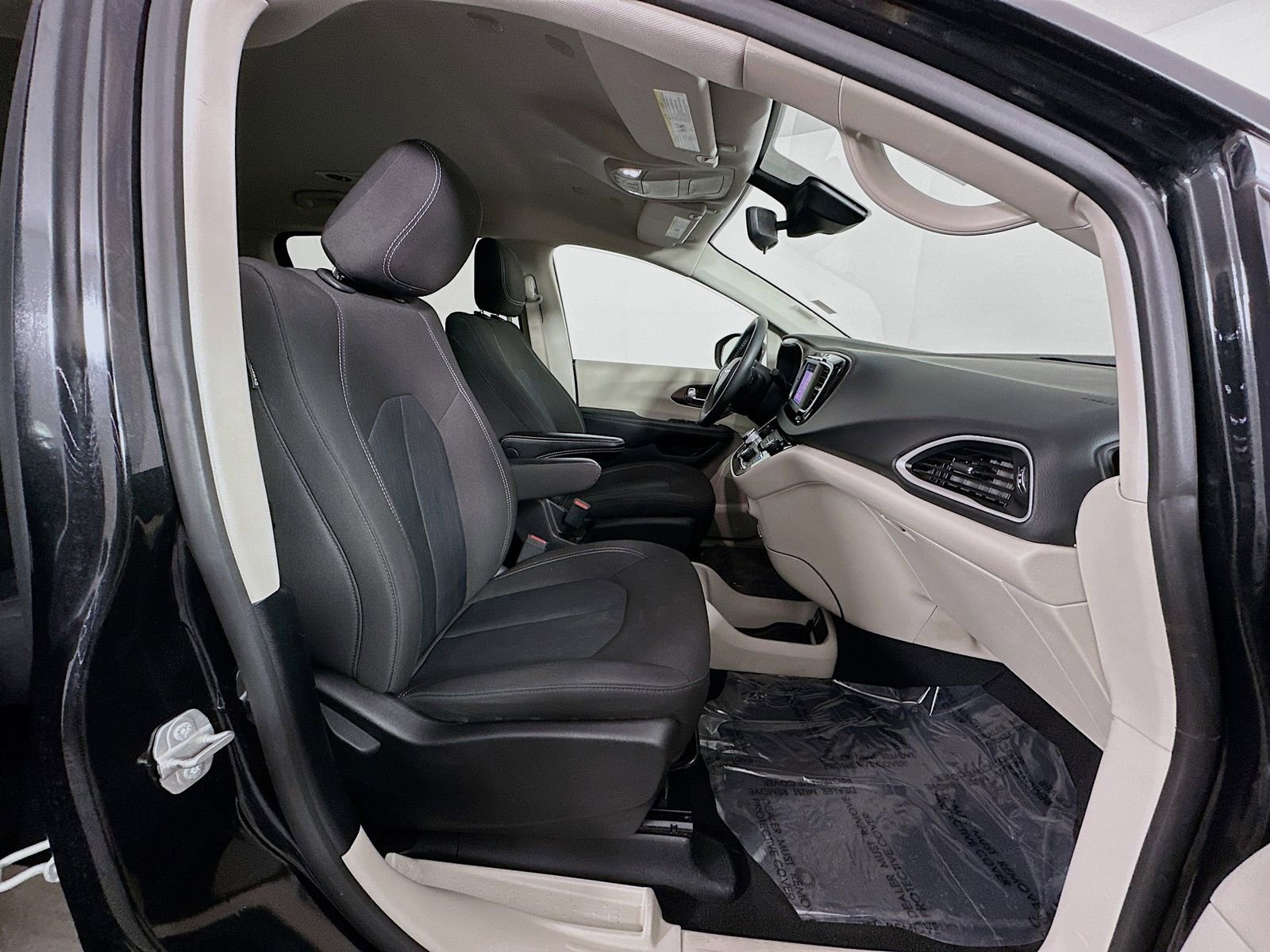 Used 2023 Chrysler Voyager LX image 28