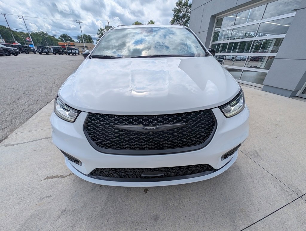 New 2026 Chrysler Pacifica Limited image 9