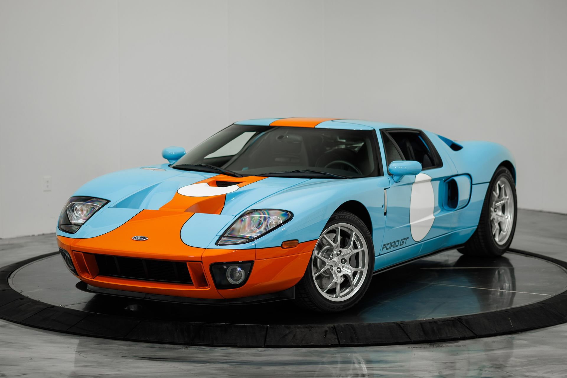 Used 2006 Ford GT image 9