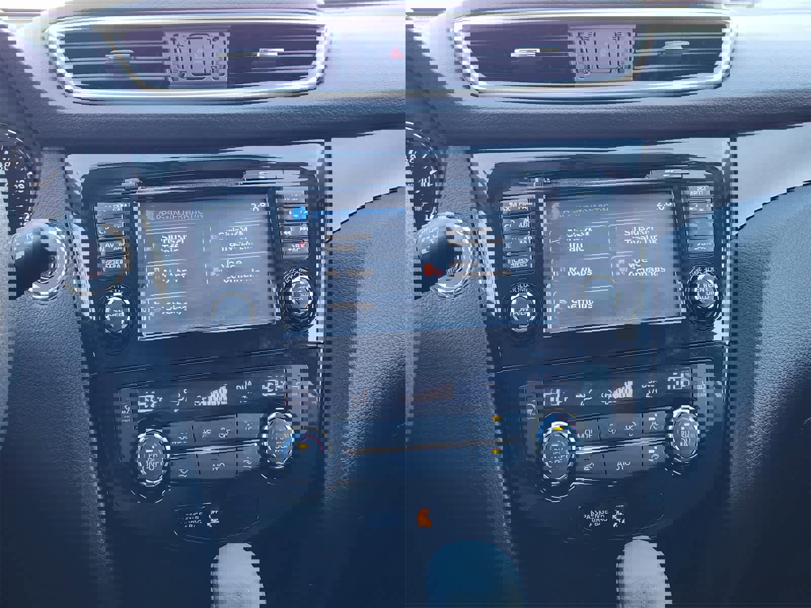 Used 2014 Nissan Rogue SV w/ SV Premium Package image 17