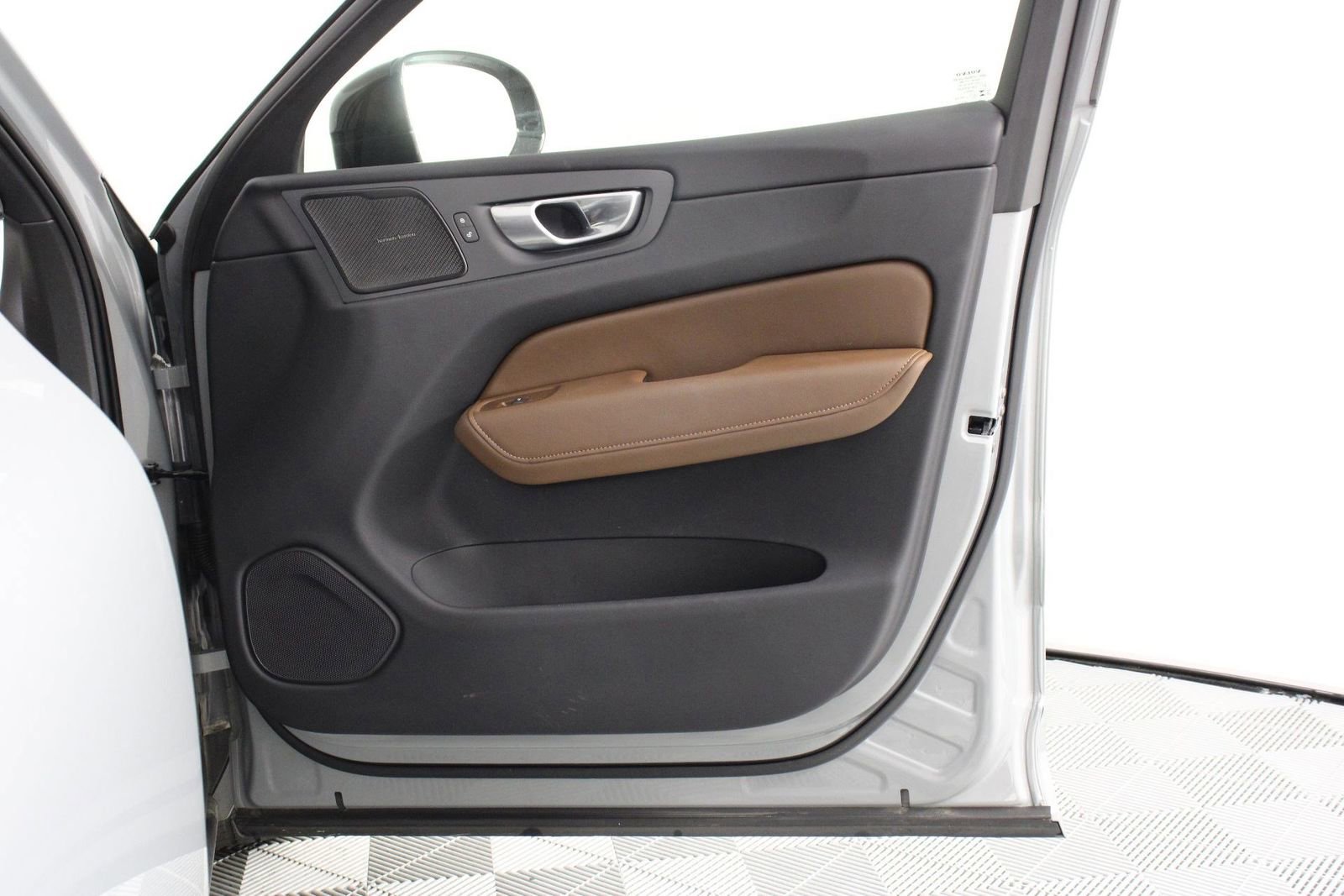 Certified 2024 Volvo XC60 B5 Plus AWD/4WD image 21