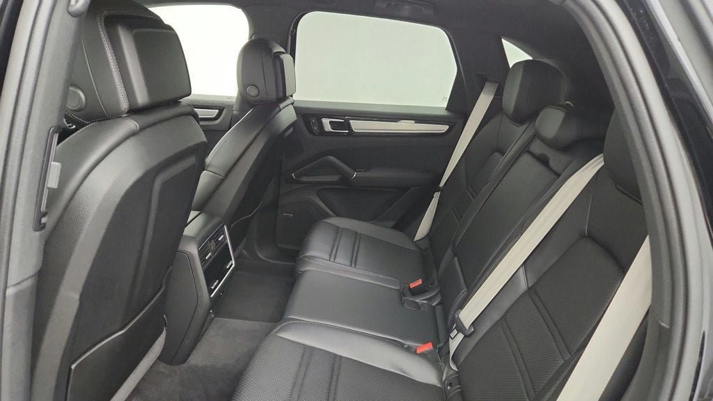 Used 2022 Porsche Cayenne Platinum Edition w/ Premium Package Plus AWD/4WD image 22