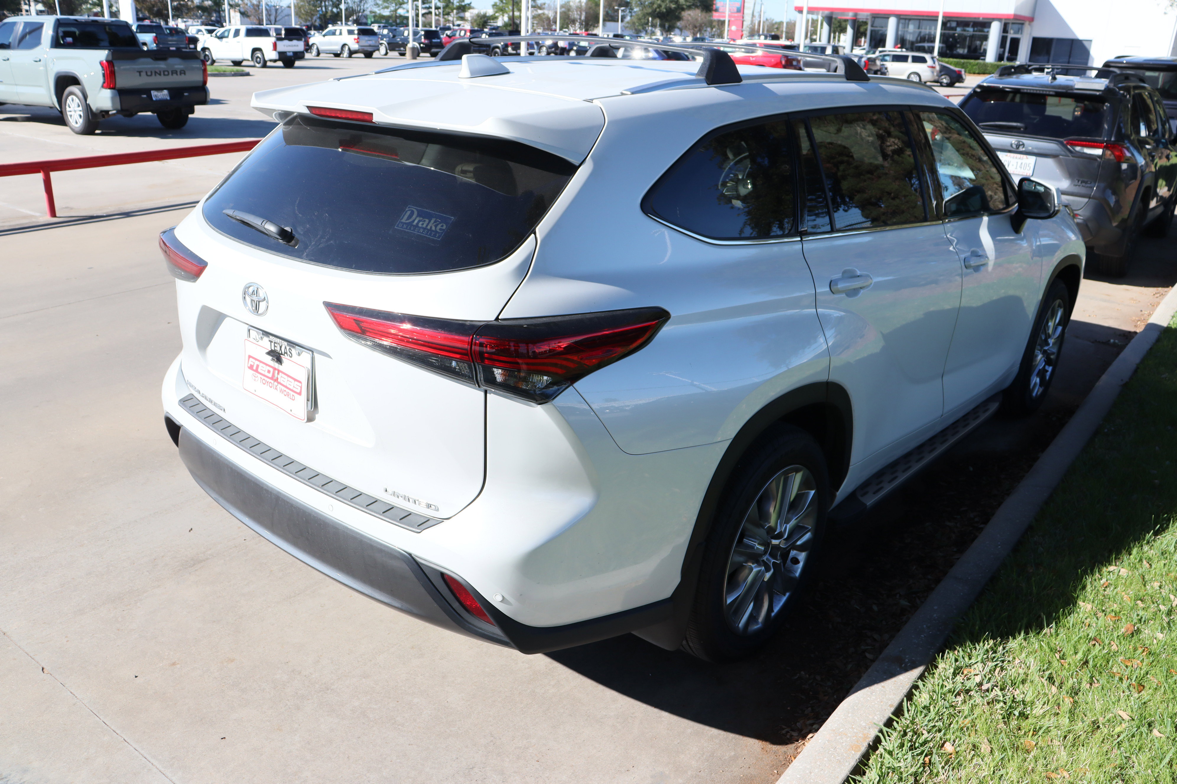 Used 2023 Toyota Highlander Limited image 11