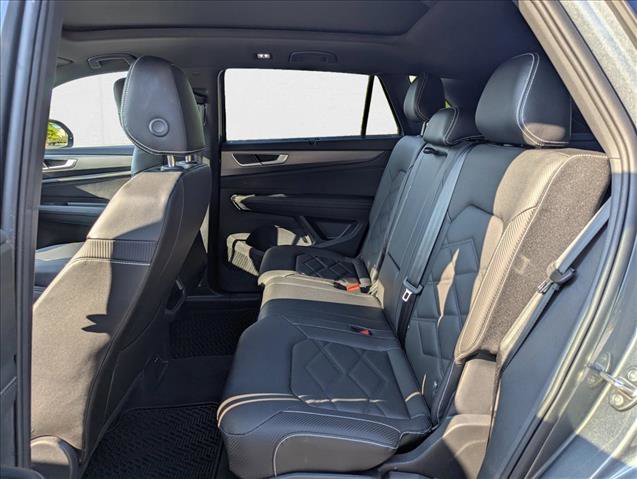 Certified 2025 Volkswagen Atlas Cross Sport SE w/ Panoramic Sunroof Package image 21