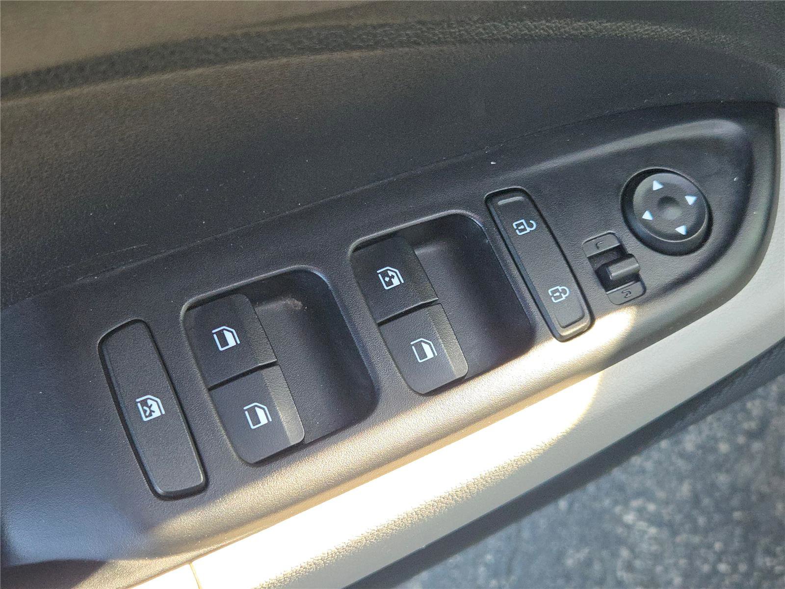 Used 2025 Hyundai Venue SEL image 23