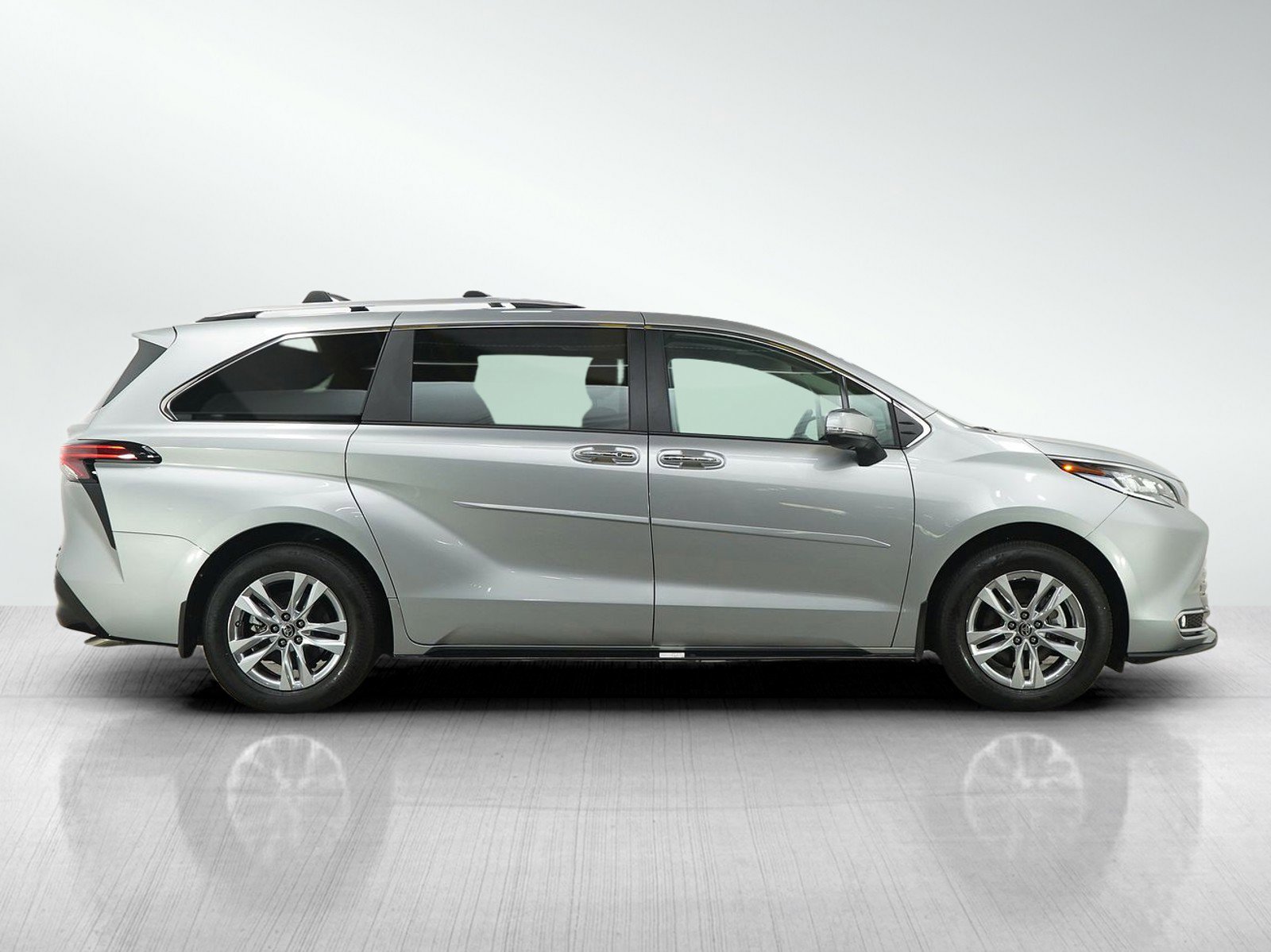 Used 2024 Toyota Sienna Limited AWD/4WD image 6