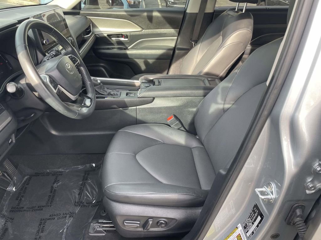 Used 2024 Toyota Grand Highlander XLE image 28