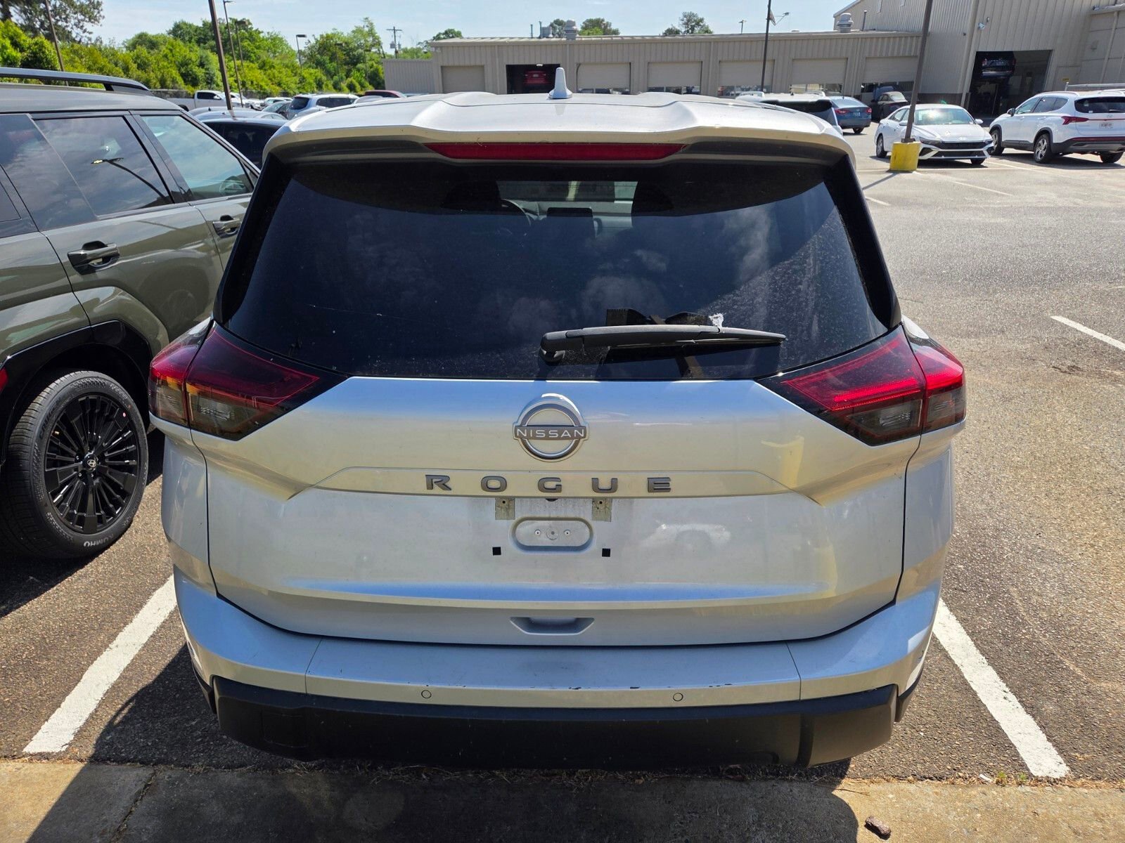 Used 2025 Nissan Rogue SV image 9