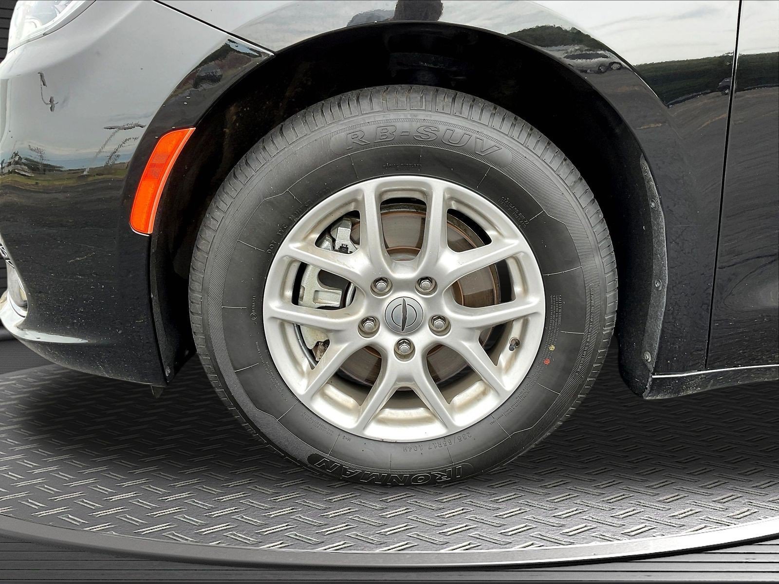 Used 2024 Chrysler Pacifica Touring-L FWD image 27