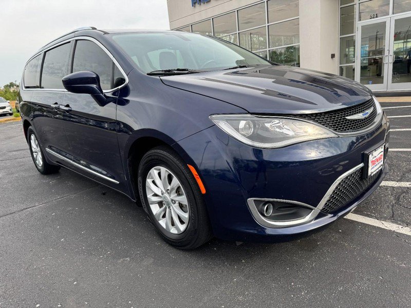 Used 2019 Chrysler Pacifica Touring-L FWD image 2