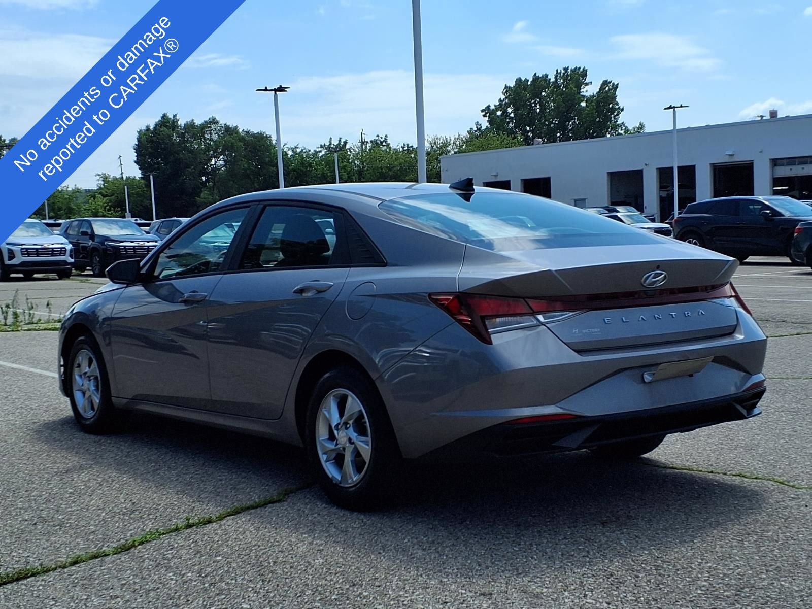 Used 2022 Hyundai Elantra SE FWD image 8