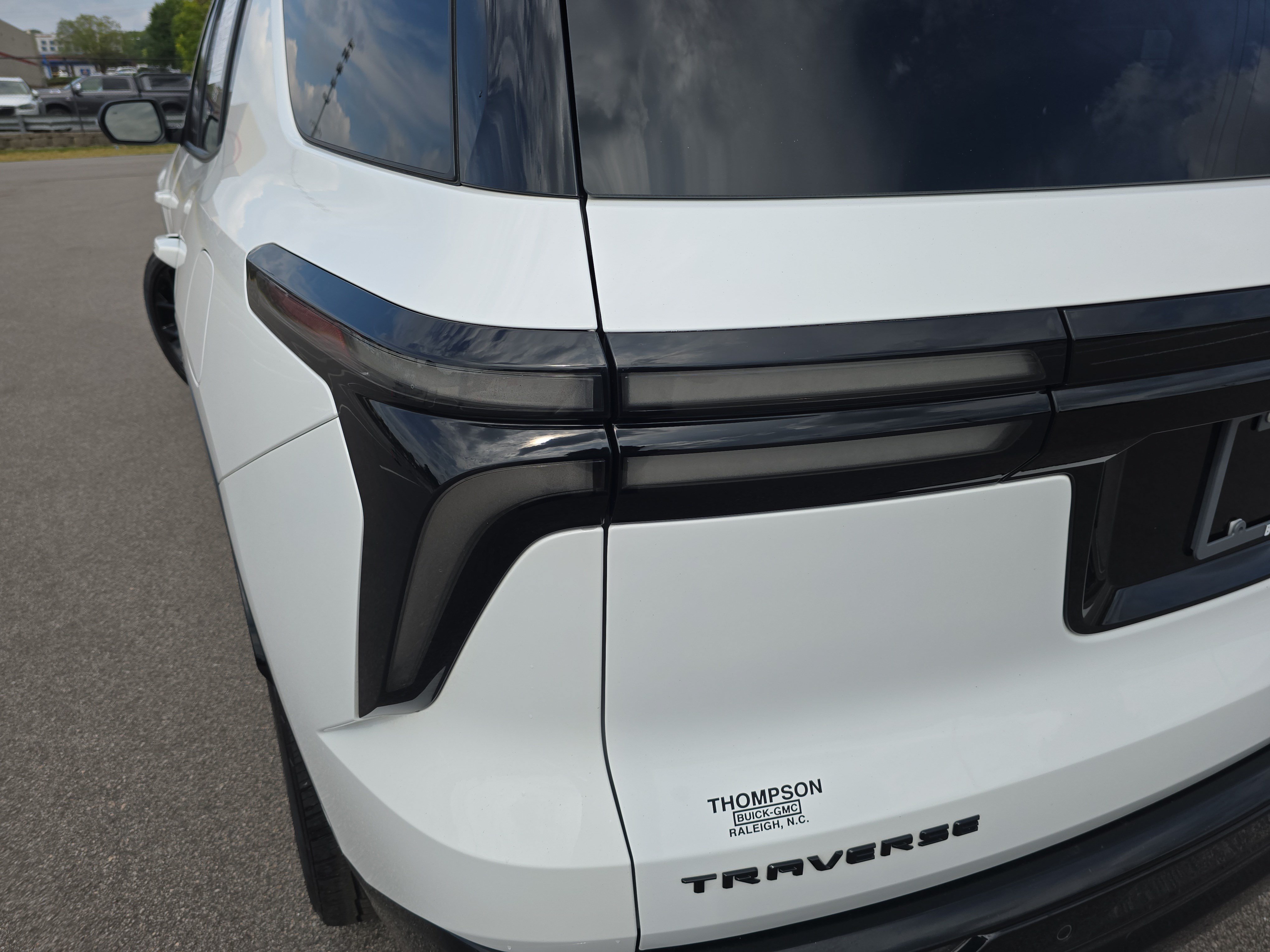 Used 2024 Chevrolet Traverse RS FWD image 36