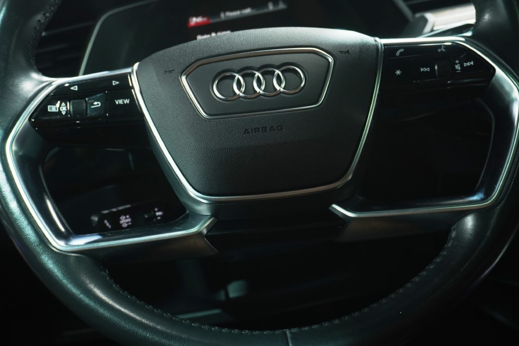 Used 2019 Audi e-tron Prestige w/ Prestige Package AWD/4WD image 19