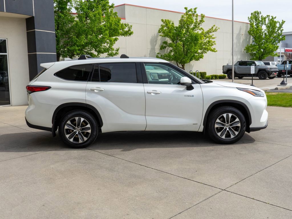 Used 2021 Toyota Highlander XLE AWD/4WD image 8
