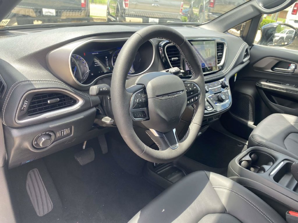New 2027 Chrysler Pacifica Select w/ Family Tech Group FWD image 45