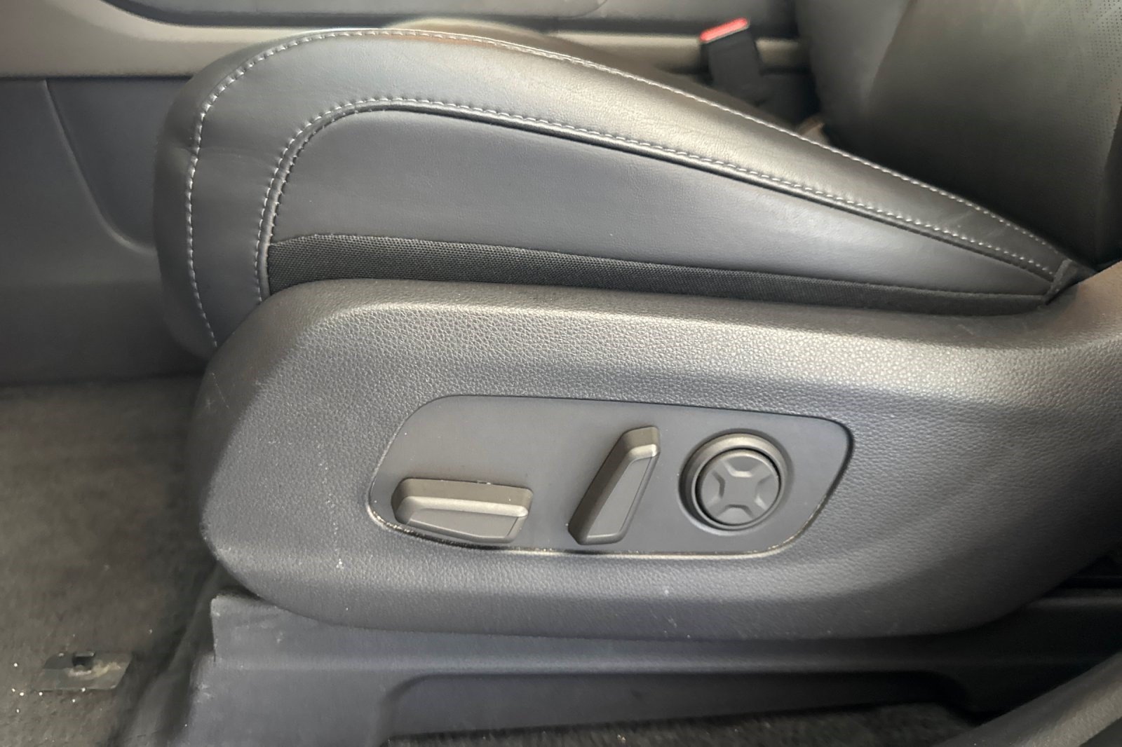 Used 2026 Kia Carnival FWD image 14