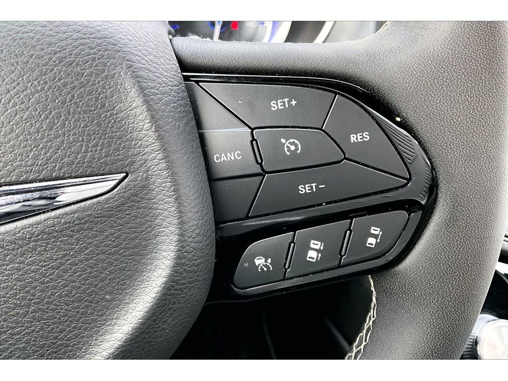 Used 2025 Chrysler Pacifica Limited FWD image 28