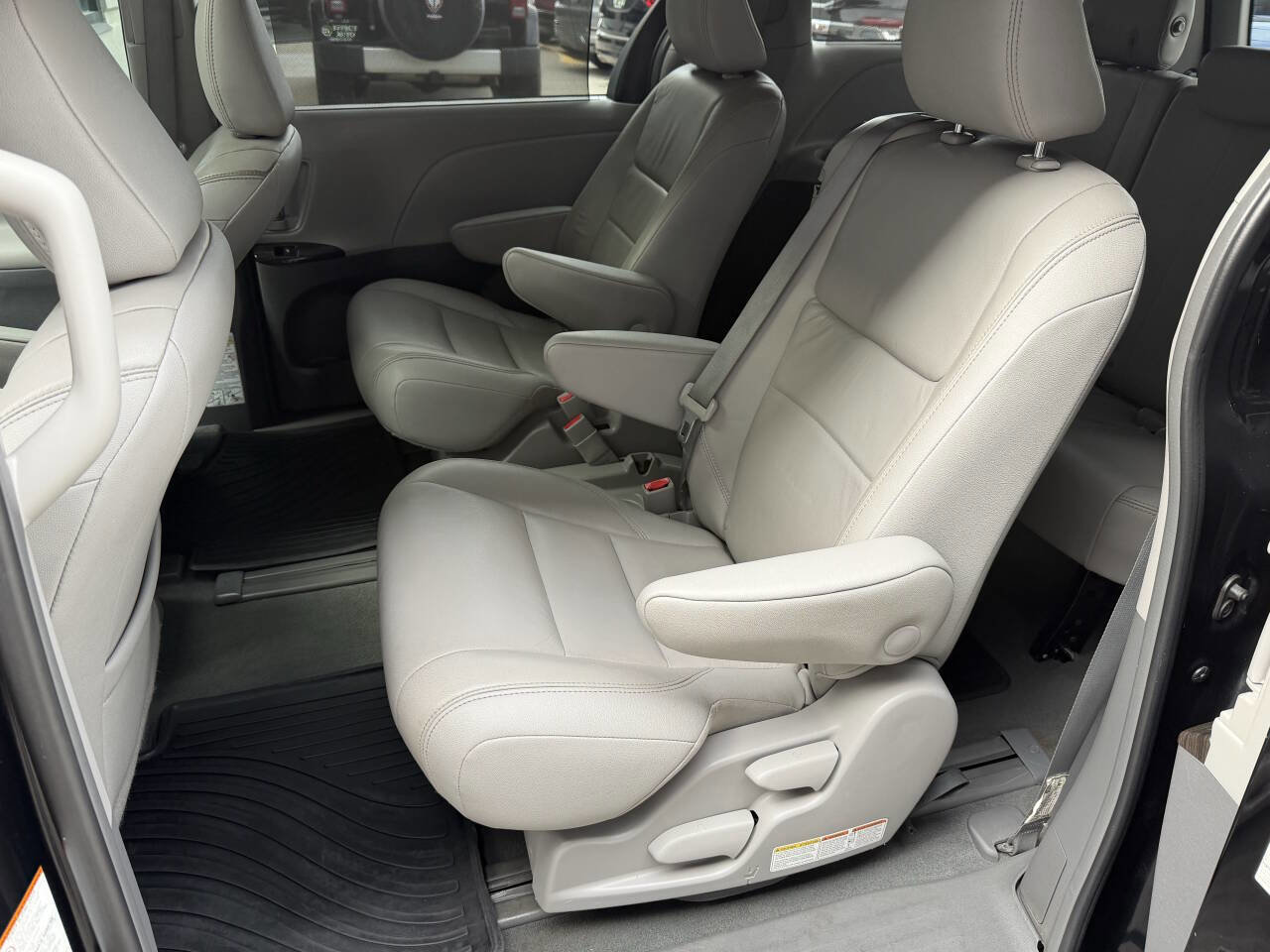 Used 2019 Toyota Sienna XLE w/ XLE Navigation Package FWD image 17