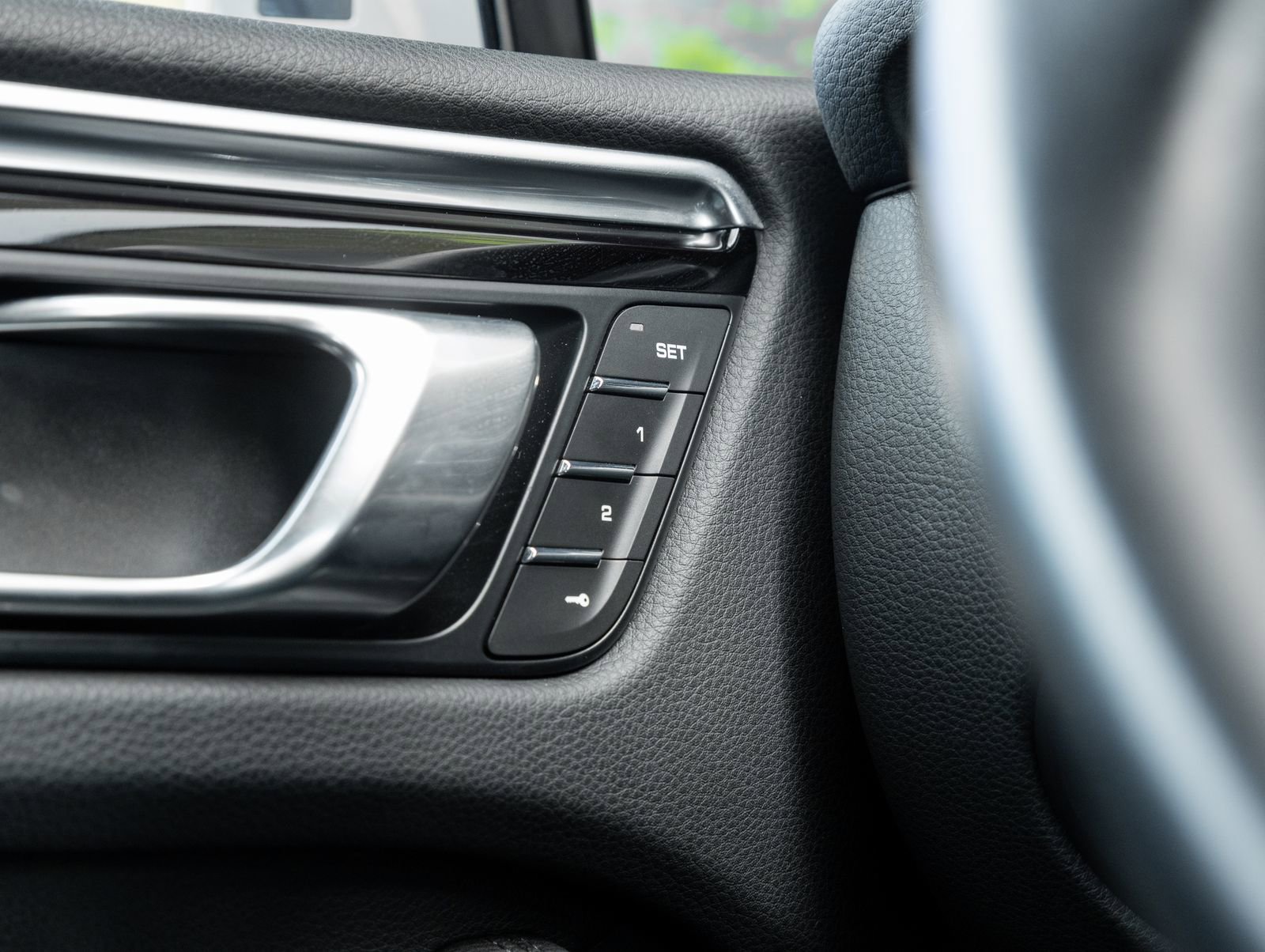 Certified 2023 Porsche Macan S AWD/4WD image 18