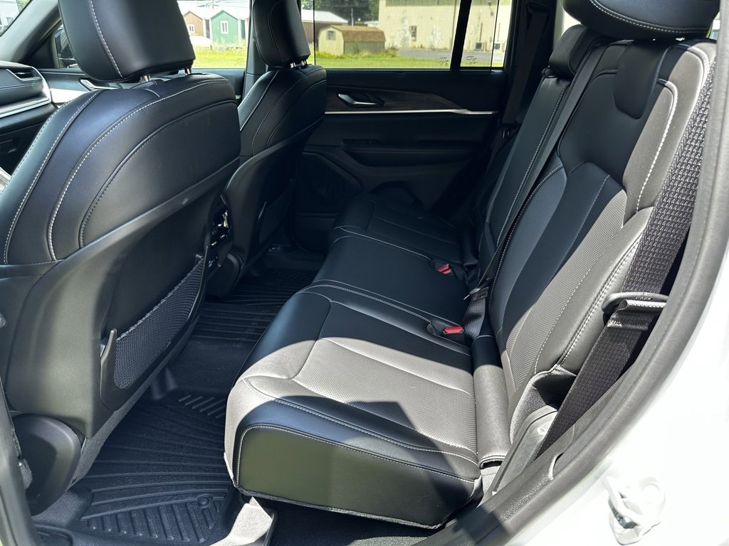 Used 2025 Jeep Grand Cherokee Limited w/ Luxury Tech Group II image 21