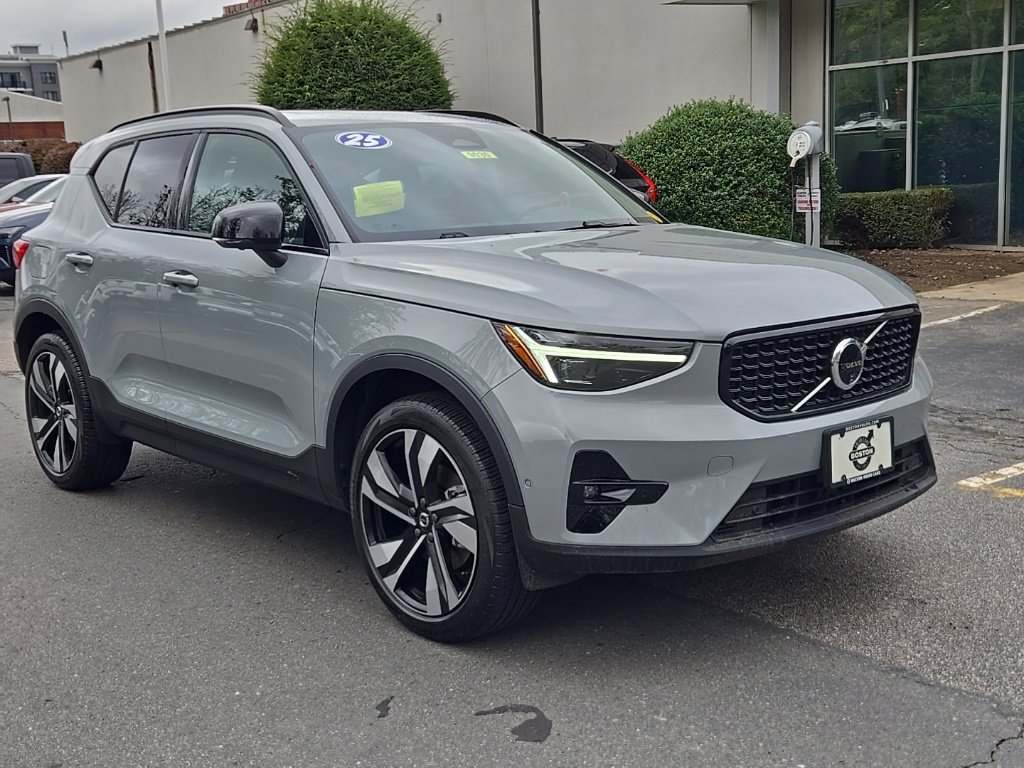 Certified 2025 Volvo XC40 B5 Ultra AWD/4WD image 2