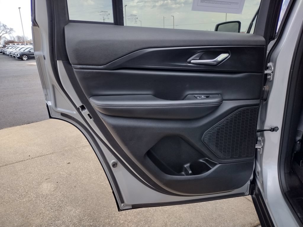 Used 2025 Jeep Grand Cherokee Altitude AWD/4WD image 28