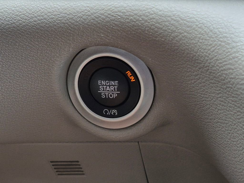 Used 2023 Chrysler Pacifica Touring-L FWD image 29