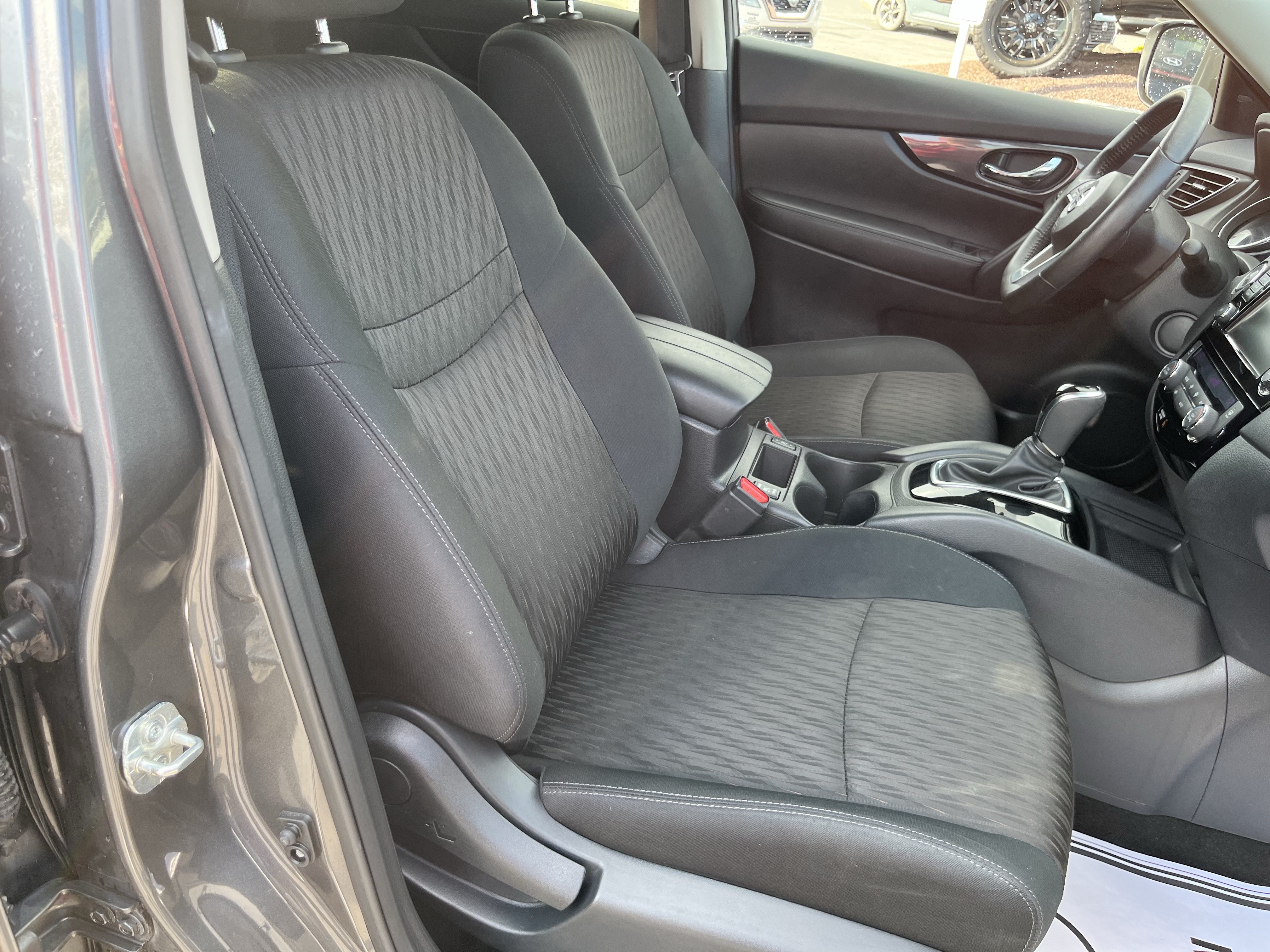 Used 2018 Nissan Rogue SV w/ Premium Package AWD/4WD image 3