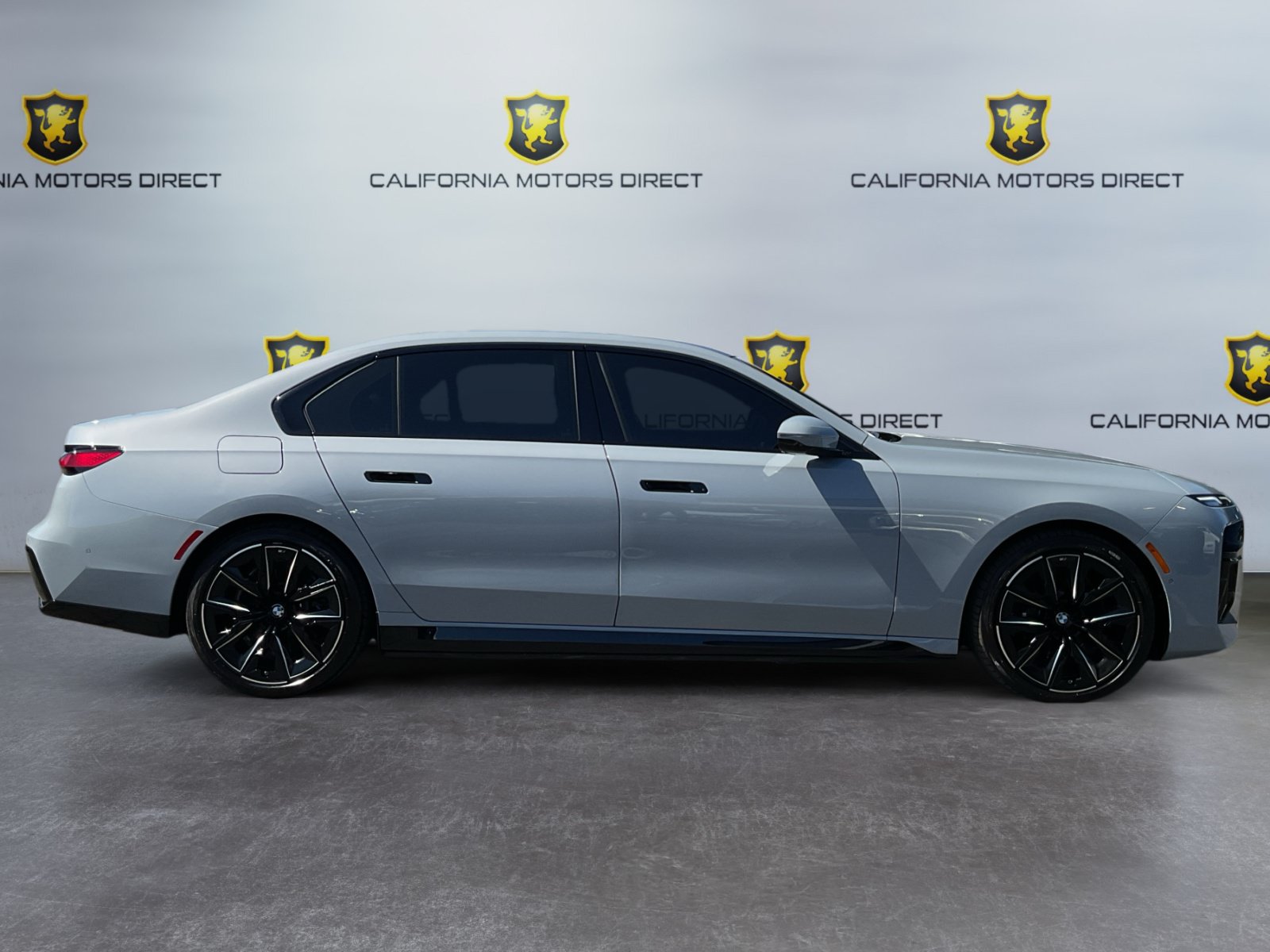 Used 2025 BMW 750e xDrive w/ Premium Package AWD/4WD image 4