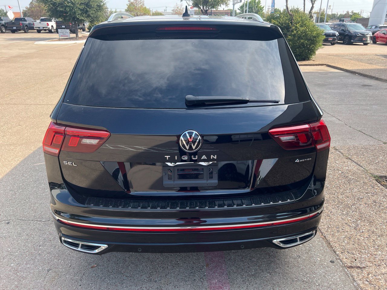 Used 2024 Volkswagen Tiguan SEL R-Line AWD/4WD image 5