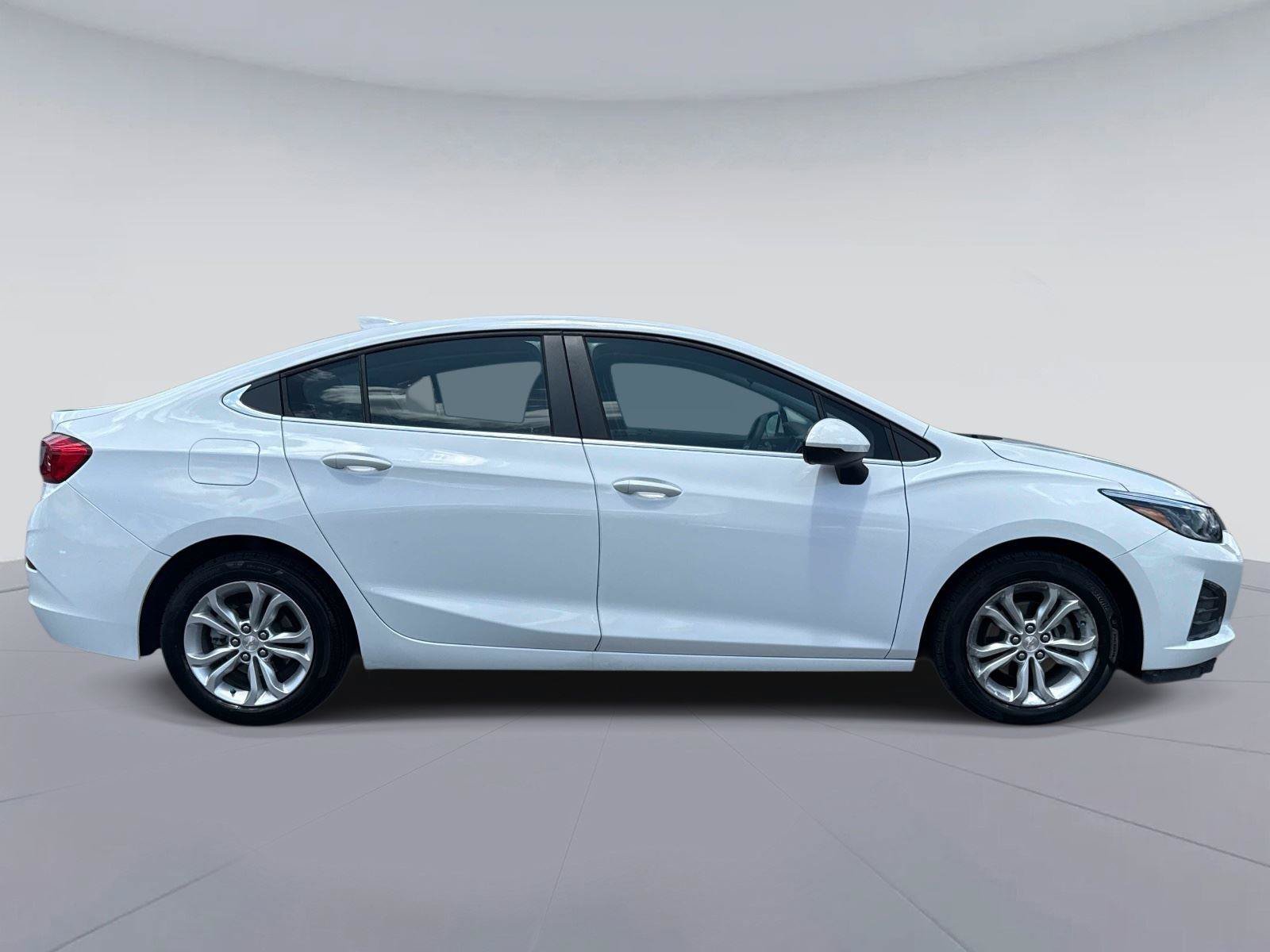Used 2019 Chevrolet Cruze LT FWD image 2