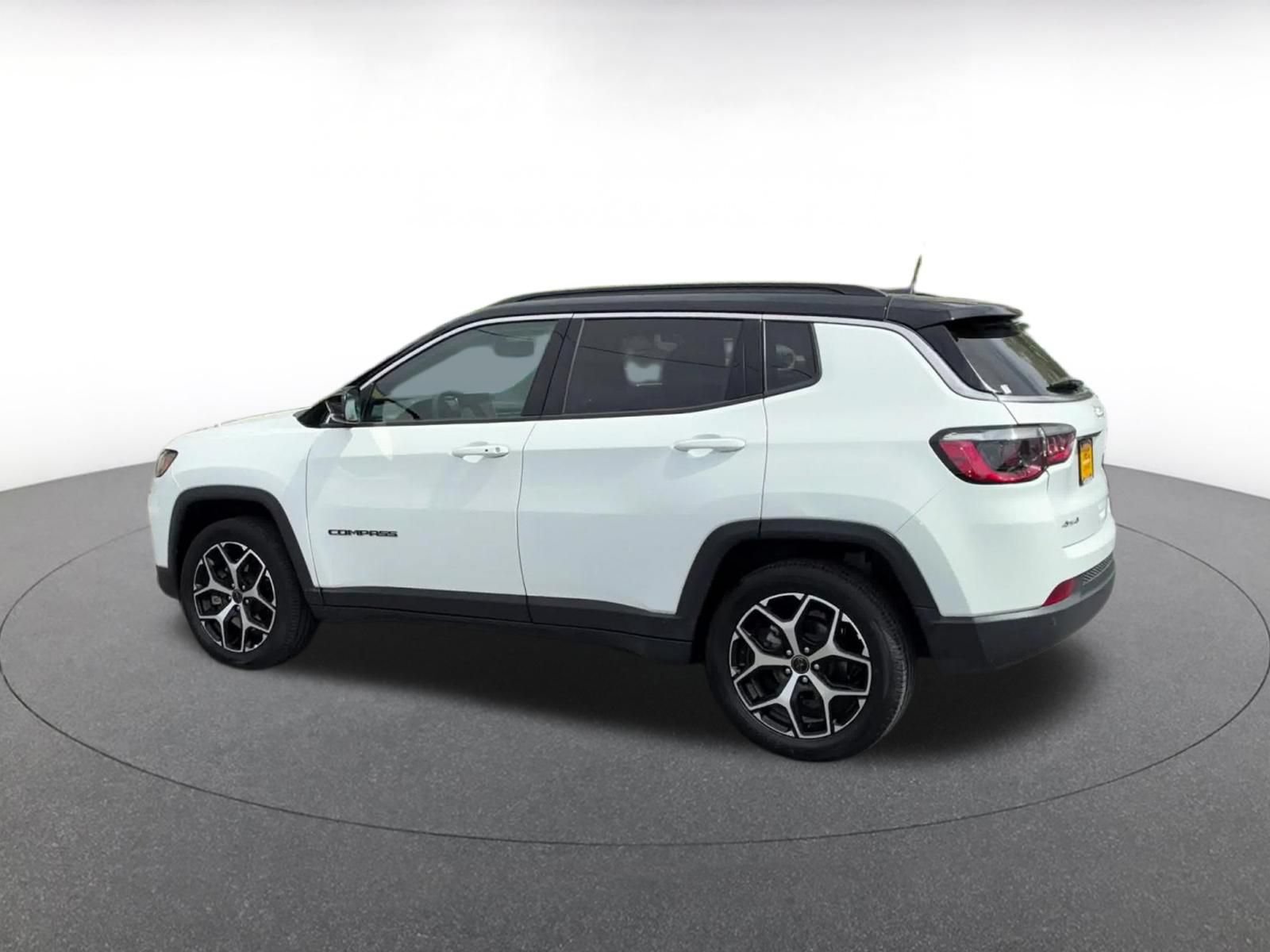 Used 2025 Jeep Compass Limited AWD/4WD image 10
