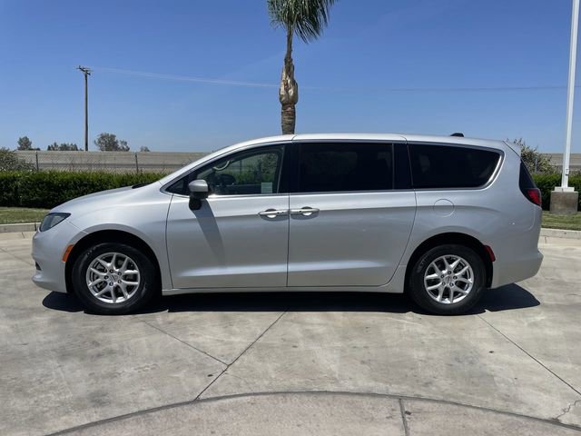 Used 2022 Chrysler Voyager LX FWD image 5