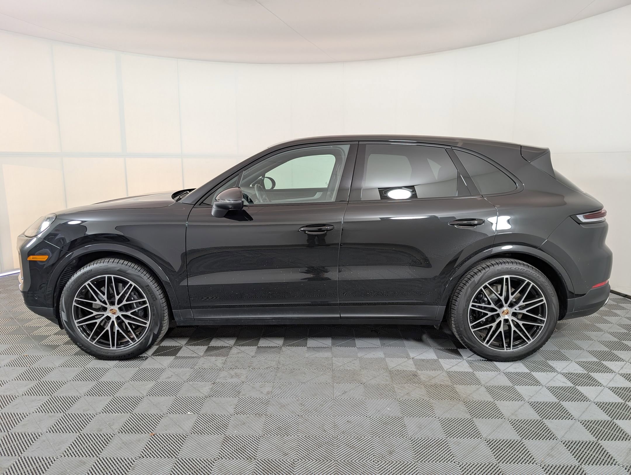 Used 2025 Porsche Cayenne image 2