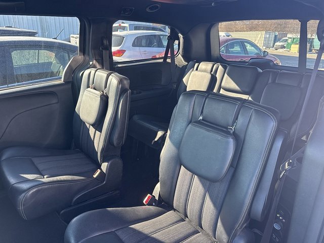 Used 2014 Chrysler Town & Country S image 8