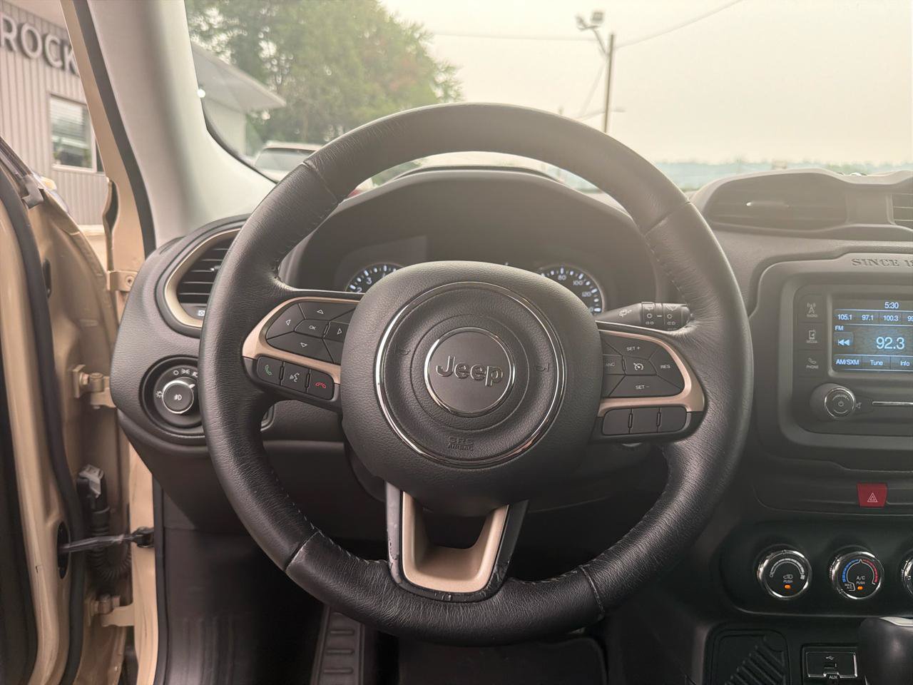Used 2016 Jeep Renegade Latitude FWD image 22