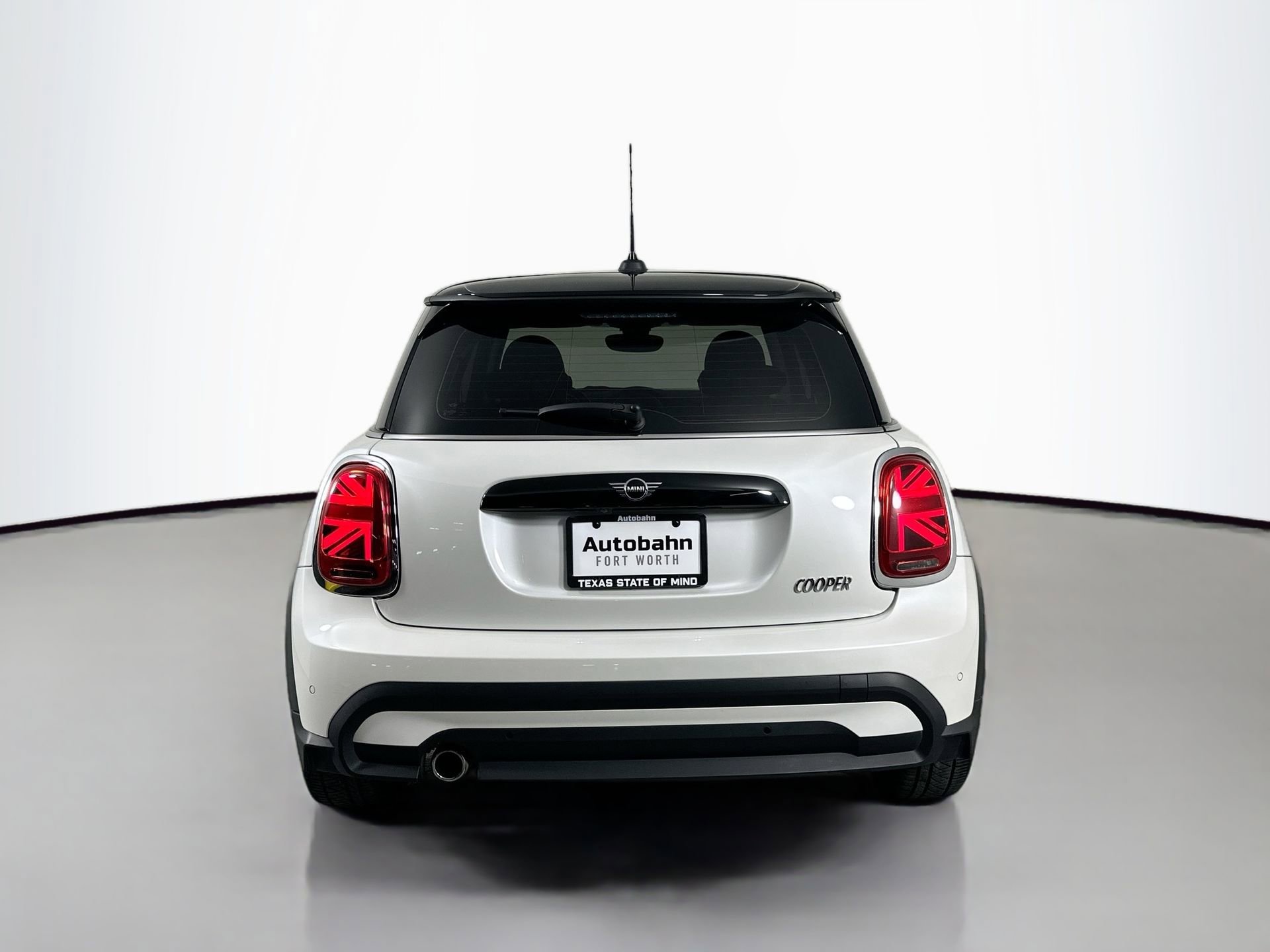 Used 2023 MINI Cooper 2-Door Hardtop image 7