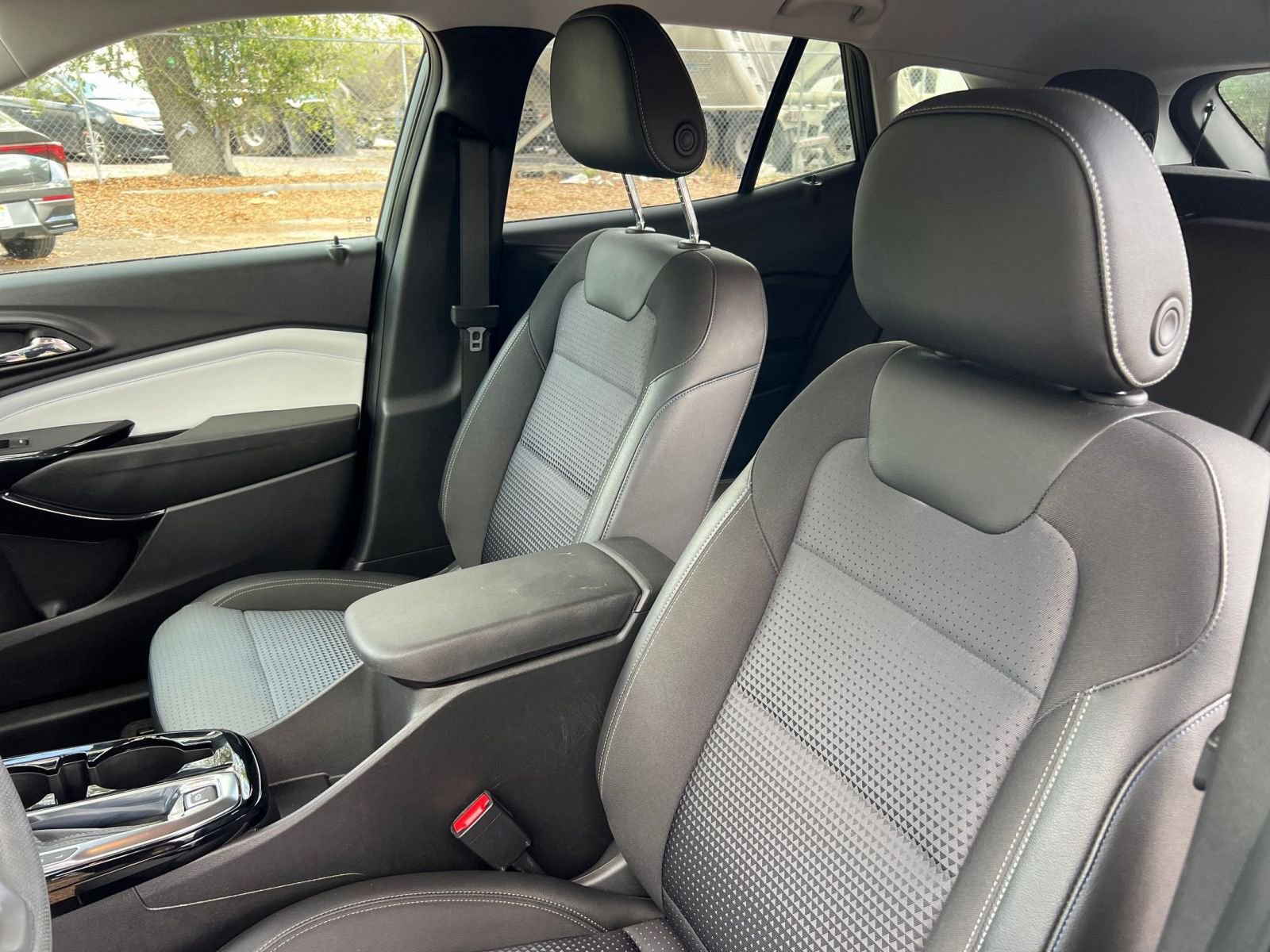 Used 2025 Chevrolet Trax LT image 32