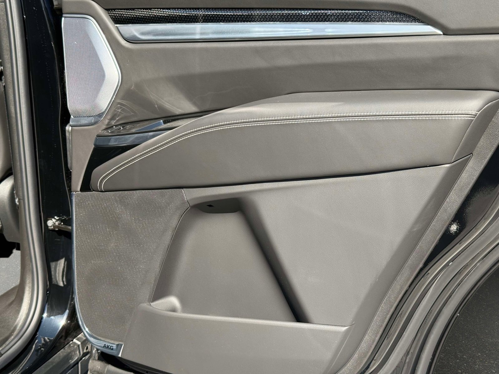 Used 2026 Cadillac Escalade V w/ LPO, ONYX Package image 29