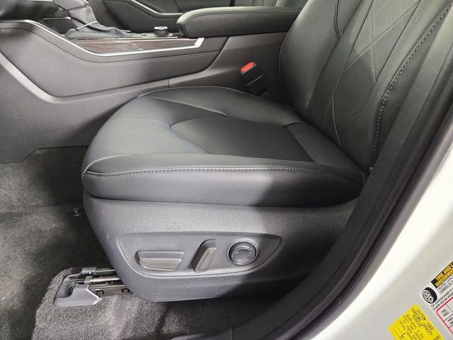 Used 2025 Toyota Highlander Platinum image 32
